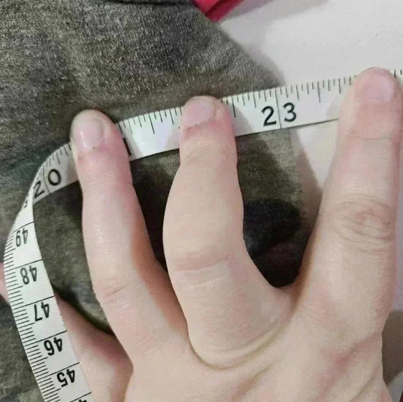 EUC! Entro camo and pink womens tee! - Picture 3 of 5